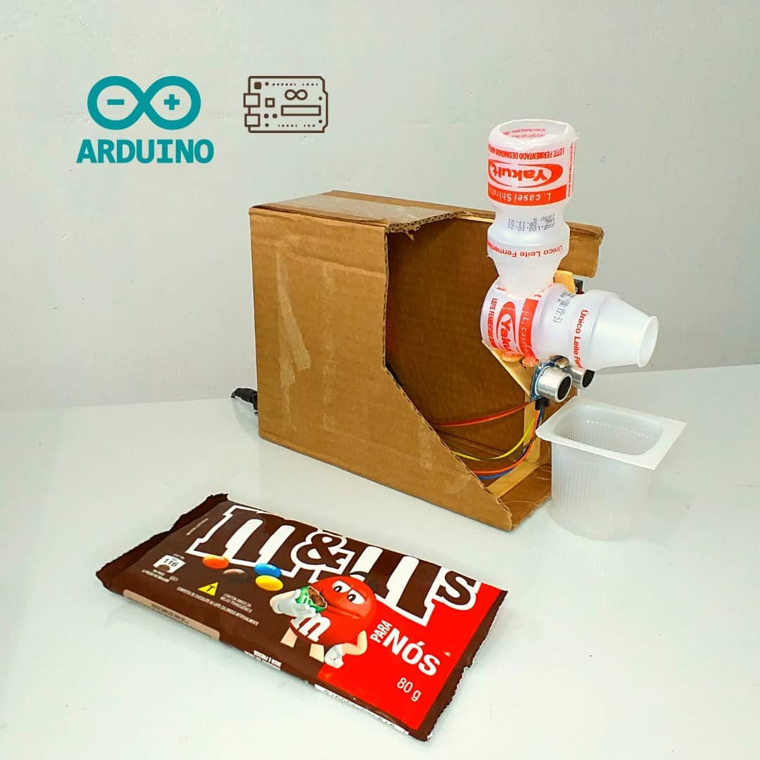Imagem mostra projeto com arduino uno - dispenser de M&M de chocolate