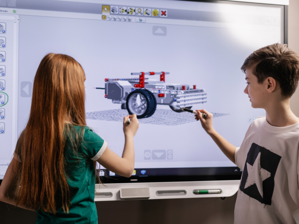 Crianças projetando robô em aula de robótica educacional